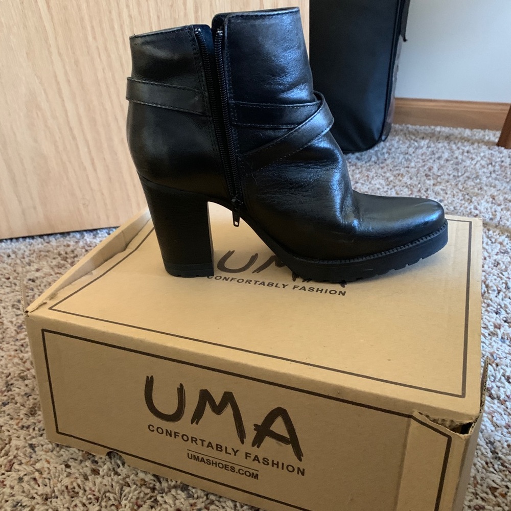 Uma boots black